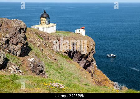 Der Leuchtturm von St. ABB's Head wurde von den Brüdern David Stevenson und Thomas Stevenson entworfen und gebaut und nahm seine Arbeit am 24. Februar 1862 auf Stockfoto