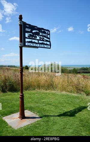 Metal Gold Beach Marker am British Normandy Memorial. Stockfoto