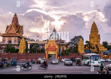 Wat Ounalom bei Sonnenuntergang, Straßenszene, am Fluss, Phnom Penh, Kambodscha. Kredit: Kraig lieb Stockfoto