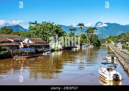 Farbenfrohe Boote liegen am Ufer von Ponte do Pontal in der portugiesischen Kolonialstadt Paraty an der brasilianischen Costa Verde vor. Stockfoto