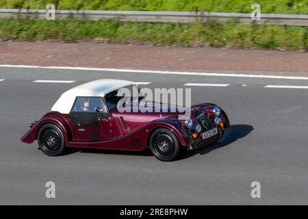 2022 Red Morgan Plus 6 Auto BMW Biturbo Auto Start/Stop Roadster Benzinmotor 2998 cm3; Fahrt mit hoher Geschwindigkeit auf der Autobahn M6 im Großraum Manchester, Großbritannien Stockfoto