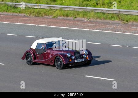 2022 Red Morgan Plus 6 Auto BMW Biturbo Auto Start/Stop Roadster Benzinmotor 2998 cm3; Fahrt mit hoher Geschwindigkeit auf der Autobahn M6 im Großraum Manchester, Großbritannien Stockfoto