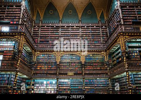 Wunderschön detailgetreues Interieur des königlichen portugiesischen Lesekabinetts in Rio de Janeiro, Brasilien. Es hat die größte und wertvollste Literatur von P Stockfoto