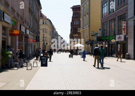 Posen, Polen - 21. April 2023: Fußgängerzone im Stadtzentrum. Stockfoto