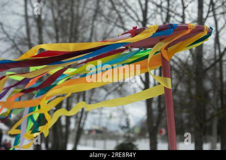 Folk Spring Festival. Farbige Bänder auf dem Reifen. Totem-Objekt. Heidnischer Ritus. Bänder im Wind. Stockfoto