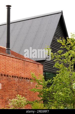 Außenansicht des Scheunendachs. Gelistetes Farmstead, Suffolk, Vereinigtes Königreich. Architekt: Rodic Davidson Architects, 2021. Stockfoto