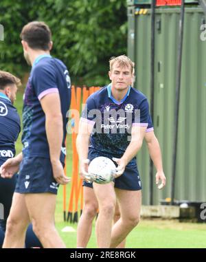 Oriam Sports Centre Edinburgh.Schottland, Großbritannien. 26. Juli 2023. Schottland-Rugby-Team-Training für das berühmte Spiel der Grouse Nations Series gegen Italien am Samstag, den 29. Juli 23. Stafford McDowall (Glasgow Warriors Centre) wird dieses schottische Debüt feiern. Kredit: eric mccowat/Alamy Live News Stockfoto