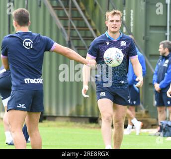 Oriam Sports Centre Edinburgh.Schottland, Großbritannien. 26. Juli 2023. Schottland-Rugby-Team-Training für das berühmte Spiel der Grouse Nations Series gegen Italien am Samstag, den 29. Juli 23. Stafford McDowall (Glasgow Warriors Centre) wird dieses schottische Debüt feiern. Kredit: eric mccowat/Alamy Live News Stockfoto