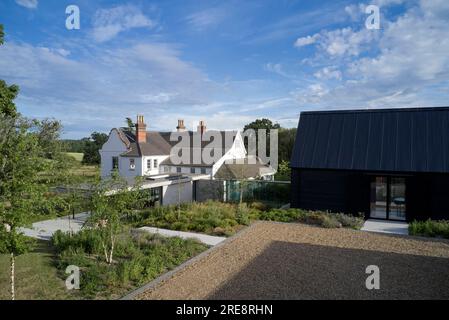 Gesamtansicht von der Drohne. Gelistetes Farmstead, Suffolk, Vereinigtes Königreich. Architekt: Rodic Davidson Architects, 2021. Stockfoto