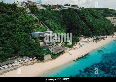 Luftblick auf das Meer und das luxuriöse Strandresort auf Bali Stockfoto