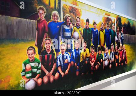 Bilder von Spielern in ihren Jugendtrikots (obere Reihe – links-rechts), Bethany England, Esme Morgan, Chloe Kelly, Ellie Roebuck, Jess Carter, Rachel Daly, Alex Greenwood, Millie Bright, Hannah Hampton, Jordan Nobbs, Lucy Bronze, (untere Reihe, links-rechts) – Ella Toone, Keira Walsh, Georgia Stanway, Lauren James, Mary Earps, Niamh Charles, Lotte Wubben Moy, Alessia Russo, Lauren Hemp, Katie Zelem, Laura Coombs, Katie Robinson, während einer Führung durch Englands Trainingslager in Terrigal, New South Wales, Australien. Bilddatum: Mittwoch, 26. Juli 2023. Stockfoto