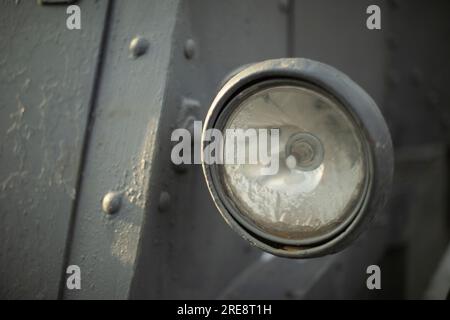 Altes Militärfahrzeug. Altes Auto. Militärtransport des Ersten Weltkriegs. Retro-Details. Stockfoto