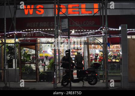26. Juli 2023, Manhattan, New York, USA: (NEU) 4-jähriges Kind und Erwachsener, männlich mit Schusswunden in Manhattan gestreift. 26. Juli 2023, Manhattan, New York, USA: Gegen 12:25 UHR Eastern Time, zwei Täter, die sich gegenseitig anschießen sollen, haben ein vierjähriges Kind und einen erwachsenen Mann am Mittwochmorgen vor dem WS Deli in der West 49. Street und der Amsterdam Avenue gestreift und verletzt. Sowohl das vierjährige Kind als auch der Erwachsene Mann sind in stabilem Zustand im Krankenhaus. Ein Verdächtiger wird als Mann beschrieben, ungefähr 200lbs, trägt einen Yankee-Baseballhut, weißes Hemd und graue Schuhe. Die Stockfoto