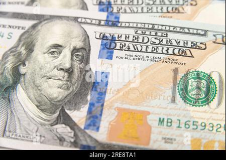 Nahaufnahme des US-Banknotenwechsels von 100 US-Dollar. Stockfoto
