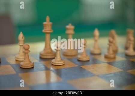 Schachfiguren auf dem Tisch. Schachturnier. Antike Strategie. Spielfiguren aus Holz. Stockfoto