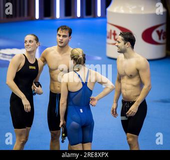 FUKUOKA - Marrit Steenbergen, Nyls Korstanje, Maaike de Waard und Arno Kamminga nach den letzten 4x100 Metern (gemischt) während des vierten Tages der Schwimmweltmeisterschaften in Japan. ANP KOEN VAN WEEL Stockfoto