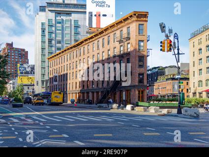 Das Herring Building an der Kreuzung der Hudson Street, Ninth Avenue und West 13. Street in NYC ist eine Fabrik, die für Büros und Einzelhandel umfunktioniert wird. Stockfoto