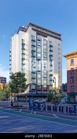 Gansevoort Meatpacking NYC, 18 Ninth Avenue, ist ein metallverkleidetes Hotel im Manhattan Meatpacking District, wo Greenwich Village auf Chelsea trifft. Stockfoto