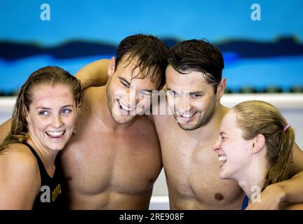 FUKUOKA - Marrit Steenbergen, Nyls Korstanje, Arno Kamminga und Maaike de Waard nach den letzten 4x100 Metern (gemischt) am vierten Tag der Schwimmweltmeisterschaft in Japan. ANP KOEN VAN WEEL Stockfoto