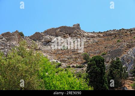 Missaria Burg und die Berge von Tilos, Tilos Island, Dodecanese Inseln, südliche Ägäis, Griechenland. Stockfoto