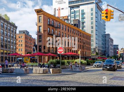 Das Herring Building an der Kreuzung der Hudson Street, Ninth Avenue und West 13. Street in NYC ist eine Fabrik, die für Büros und Einzelhandel umfunktioniert wird. Stockfoto