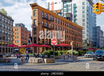 Das Herring Building an der Kreuzung der Hudson Street, Ninth Avenue und West 13. Street in NYC ist eine Fabrik, die für Büros und Einzelhandel umfunktioniert wird. Stockfoto