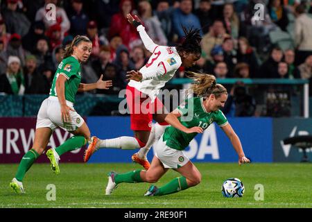 Kanadas Kadeisha Buchanan fouls Kyra Carusa der Republik Irland während des FIFA Women's World Cup 2023 Group B-Spiels im Perth Rectangular Stadium, Westaustralien. Bilddatum: Mittwoch, 26. Juli 2023. Stockfoto