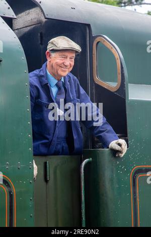 Triebfahrzeugführer, Merchant Navy Class 35002 „Peninsula and Oriental“ Dampflokomotive, die von der Gloucestershire and Warwickshire Steam Railway, AT Stockfoto