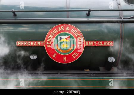 Namensschild der Merchant Navy Klasse 35002 „Halbinsel und Oriental“-Dampflokomotive, die von der Gloucestershire und Warwickshire Steam Railway in B erhalten wurde Stockfoto