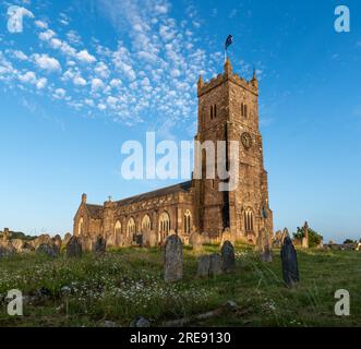 MORETONHAMPSTEAD, DEVON, GROSSBRITANNIEN - 24. JUNI 2023. Das denkmalgeschützte Gebäude der St.-Andrew-Pfarrkirche in Moretonhampstead, Devon. 1. Stockfoto