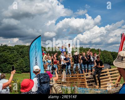 20. Juli 2023, Berg en Dal, Niederlande: Junge Menschen werden beim Tanzen und Trinken gesehen, während sie die Walker anfeuern. Da es sich um das weltweit größte mehrtägige Walking-Event handelt, werden die International Four Days Marches (in niederländischer „De Vierdaagse“) als ein hervorragendes Beispiel für Sportlichkeit und internationale Bindungen zwischen Militärangehörigen, Frauen und Zivilisten aus vielen verschiedenen Ländern angesehen. Dieses Jahr war es die 105. Ausgabe, und die offizielle Anzahl der registrierten Walker betrug 43.363 aus 77 Ländern. Die Teilnehmer können 30km, 40km oder 50km Fuß pro Tag gehen. Am letzten Tag überquerten 39.019 Wanderer die Stockfoto