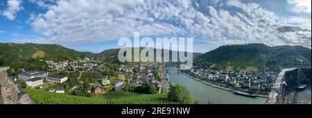 Panoramablick auf die Stadt Cochem vom Schloss Cochem, Rheinland-Pfalz, Deutschland. Stockfoto