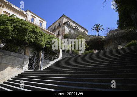 Malerischer Blick auf den barocken Palazzo Castro Polara Grimaldi, ein historisches Wahrzeichen von Modica aus der Scalinata di San Giorgio in Sizilien. Stockfoto