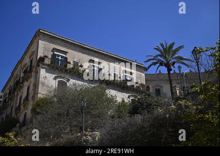Malerischer Blick auf den barocken Palazzo Castro Polara Grimaldi, ein historisches Wahrzeichen von Modica aus der Scalinata di San Giorgio in Sizilien. Stockfoto