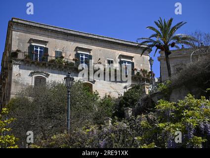 Malerischer Blick auf den barocken Palazzo Castro Polara Grimaldi, ein historisches Wahrzeichen von Modica aus der Scalinata di San Giorgio in Sizilien. Stockfoto