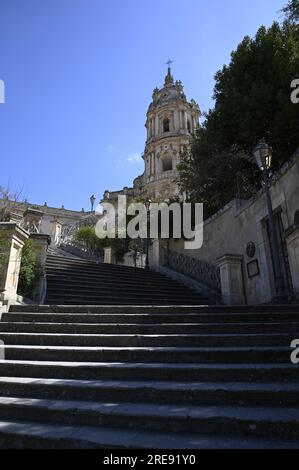 Malerischer Blick auf den barocken Palazzo Castro Polara Grimaldi, ein historisches Wahrzeichen von Modica aus der Scalinata di San Giorgio in Sizilien. Stockfoto