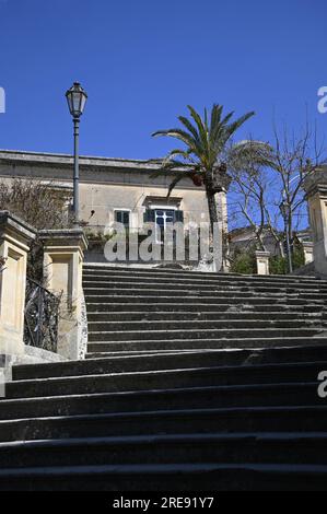 Malerischer Blick auf den barocken Palazzo Castro Polara Grimaldi, ein historisches Wahrzeichen von Modica aus der Scalinata di San Giorgio in Sizilien. Stockfoto