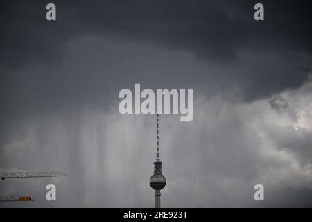 Berlin, Deutschland. 26. Juli 2023. Regendusche kann man am Himmel auf der Höhe des Fernsehturms sehen. Kredit: Britta Pedersen/dpa/Alamy Live News Stockfoto