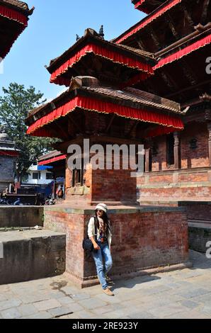 Reisende thailändische Frauen Reisen Sie besuchen und machen Sie Fotos mit dem antiken nepalesischen Gebäude und der antiken nepalesischen Architektur auf dem Basantapur durbar Platz Stockfoto