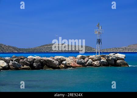 Hafen und Windkraftanlage Aghios Antonios, Tilos, Dodekanische Inseln, südliche Ägäis, Griechenland. Stockfoto