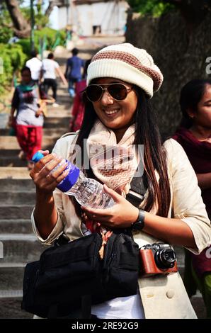 Reisende thailändische Frauen machen einen Spaziergang und machen Sie ein Foto und halten Sie eine Flasche Wasser für Getränke, wenn Sie Durst in der Swayambhunath Pagode oder Swayambhu m haben Stockfoto