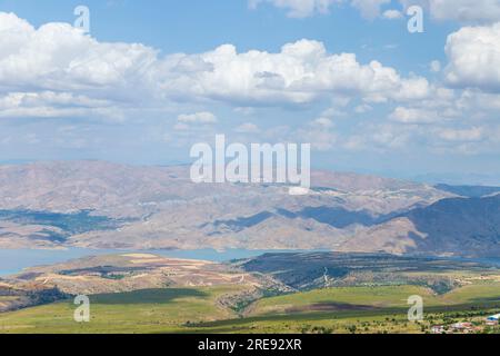 Blick auf den Keban-Staudamm vom Berg Ankuzu Baba, Harput, Elazig, Türkei Stockfoto