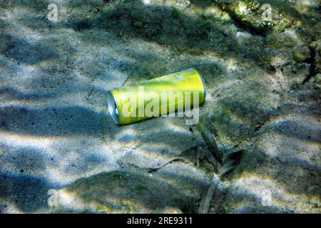 Getränkedose auf dem Meeresboden, Tilos Island bei Rhodos, Dodekanesische Inseln, Griechenland. Stockfoto