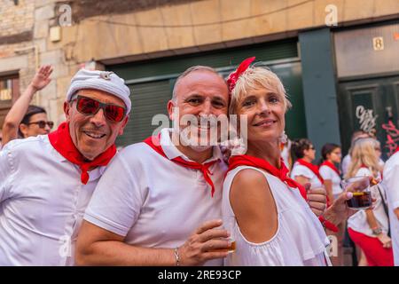 Pamplona, Spanien: 09. Juli 2023: Das San Fermin Festival wird in traditioneller weißer und roter kleidung mit roter Krawatte gefeiert, Pamplona, Navarra, Spanien. Stockfoto