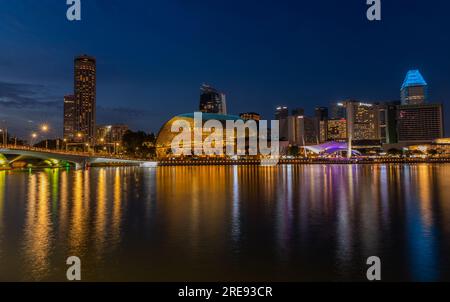 Singapur: 04. Juni 2023 - Esplanade-Brücke und Esplanade-Theater an der Bucht. Singapur Stockfoto