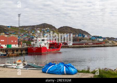 Tilioq Arctica Gladsaxe Frachtschiff im Hafen von Qaqortoq, Grönland im Juli Stockfoto