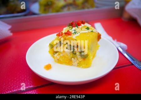 Causa Limeña oder einfach Causa ist eine typische und weit verbreitete Vorspeise der peruanischen Gastronomie mit präkolumbianischem Ursprung. Stockfoto