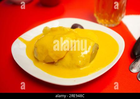 Papa a la huancaína ist eine typische Vorspeise der peruanischen Küche, die sich auf verschiedene Regionen Perus ausgebreitet hat. Stockfoto