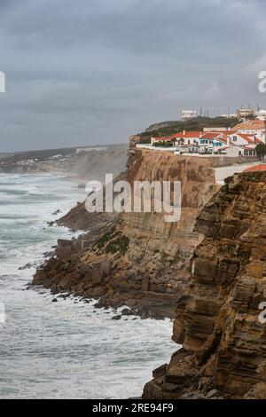 Klippen der Küste von Azenhas do Mar in Colares, Portugal Stockfoto