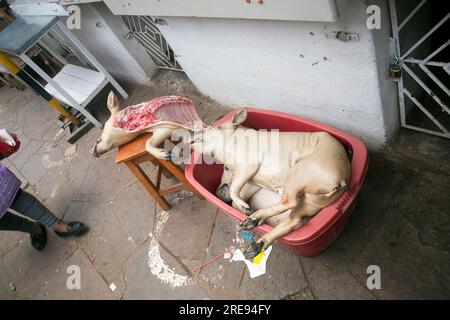 Schweinefleisch zum Verkauf in einer Metzgerei auf dem zentralen Markt der Stadt Cusco in Peru. Stockfoto